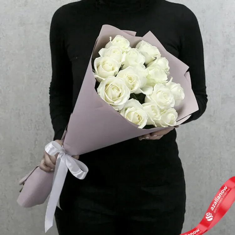 Фото 1: 13 белых роз в упаковке. Сервис доставки цветов AzaliaNow