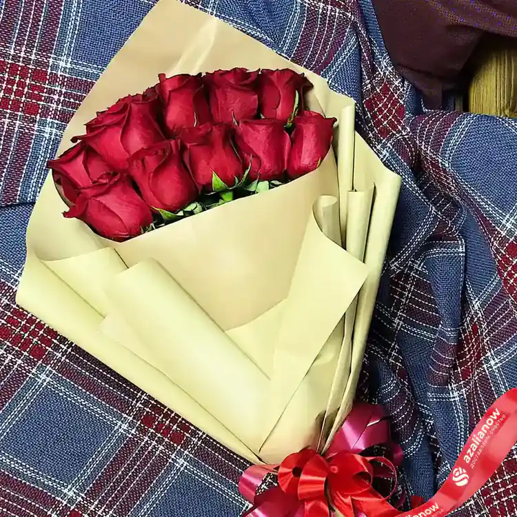 Фото 1: 13 красных роз в упаковке. Сервис доставки цветов AzaliaNow