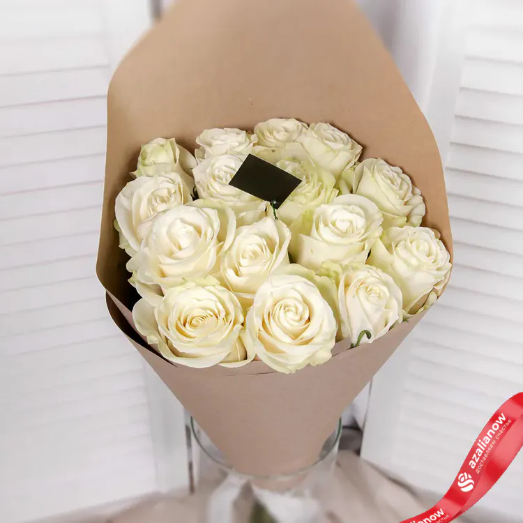 Фото 1: 15 белых роз в крафте. Сервис доставки цветов AzaliaNow
