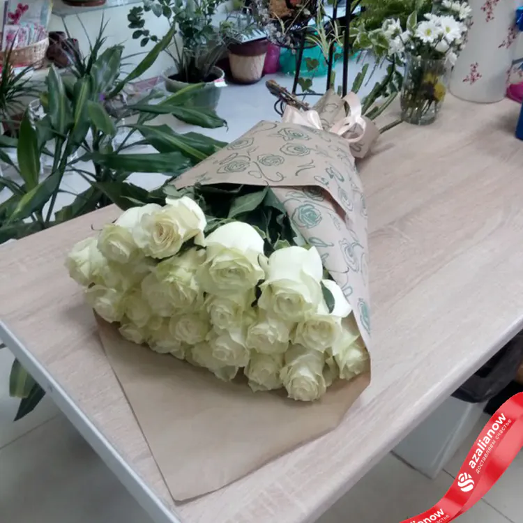 Фото 1: 19 белых роз в крафте. Сервис доставки цветов AzaliaNow