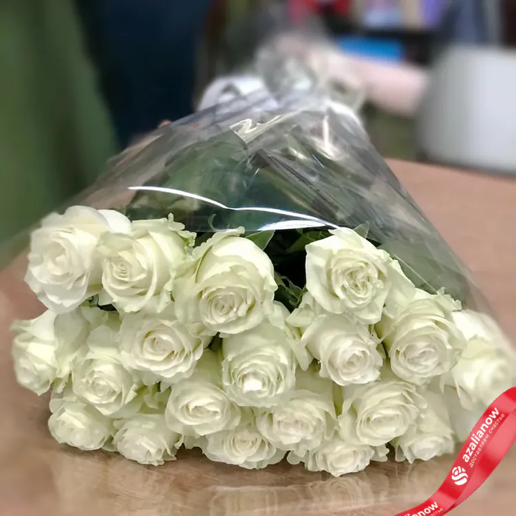 Фото 1: 19 белых роз в пленке. Сервис доставки цветов AzaliaNow