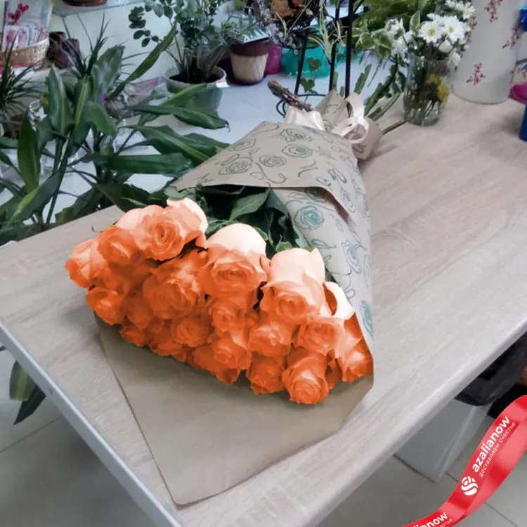 Фото 1: 19 оранжевых роз в крафте. Сервис доставки цветов AzaliaNow