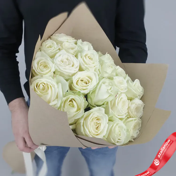 Фото 1: 21 белая роза в крафте. Сервис доставки цветов AzaliaNow
