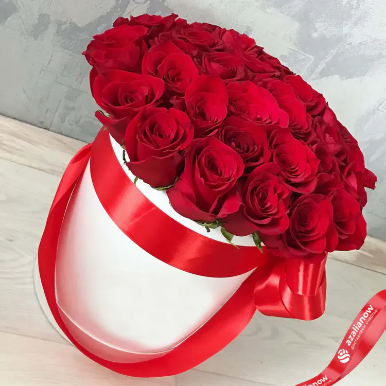 Фото 1: 23 красные розы в шляпной коробке. Сервис доставки цветов AzaliaNow