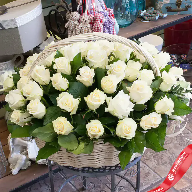 Фото 1: 33 белые розы в корзине. Сервис доставки цветов AzaliaNow