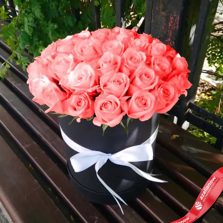 Фото 1: 43 коралловые розы в шляпной коробке. Сервис доставки цветов AzaliaNow