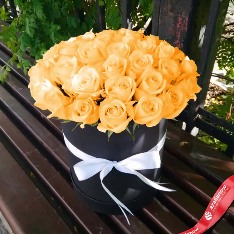 Фото 1: 43 желтые розы в шляпной коробке. Сервис доставки цветов AzaliaNow