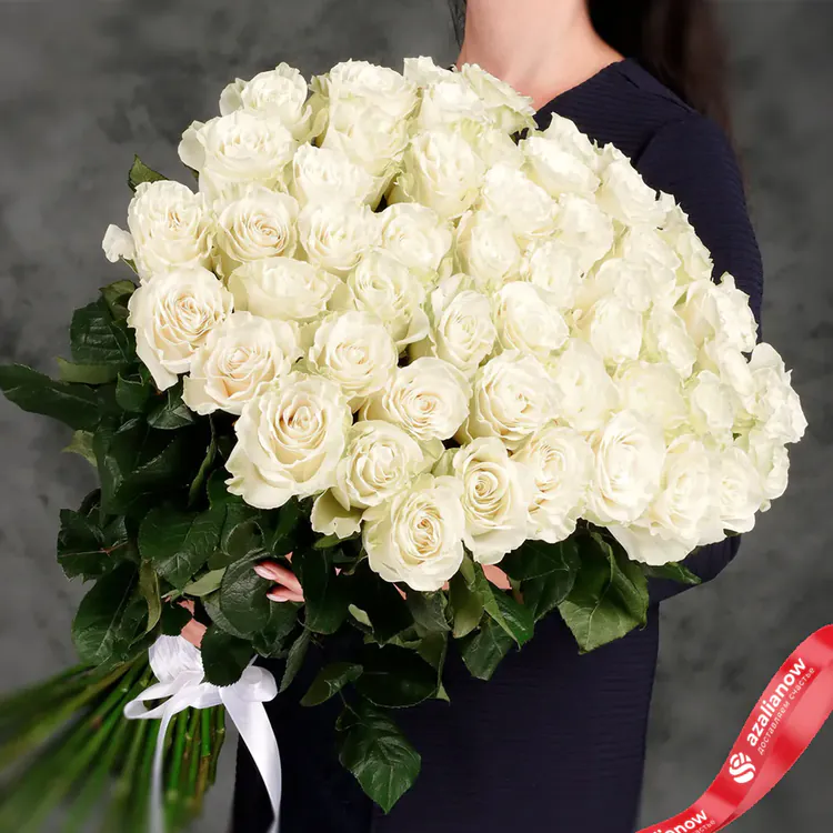 Фото 1: 47 белых роз с лентой. Сервис доставки цветов AzaliaNow
