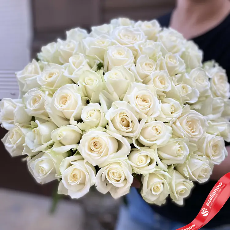 Фото 1: 49 белых роз без упаковки. Сервис доставки цветов AzaliaNow