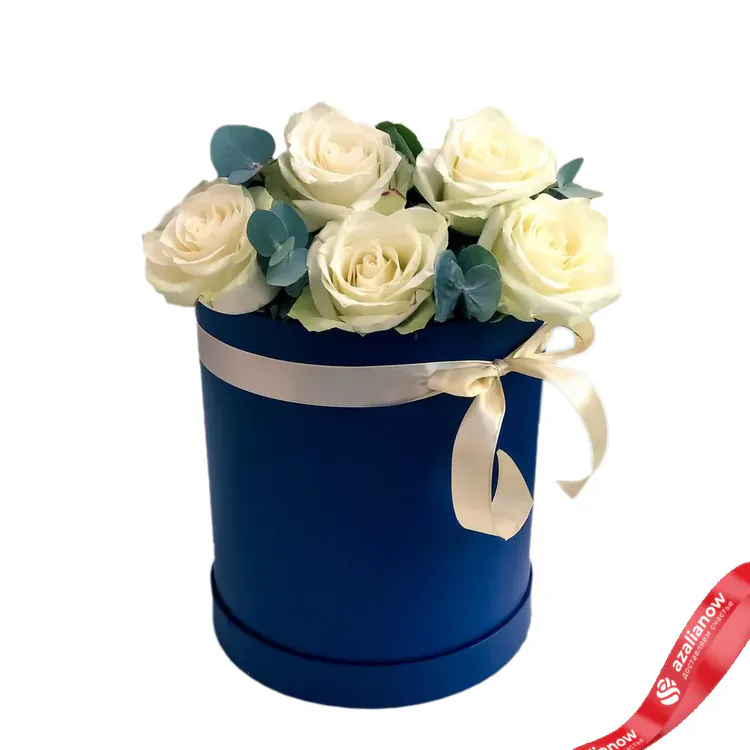 Фото 1: 5 белых роз в шляпной коробке. Сервис доставки цветов AzaliaNow