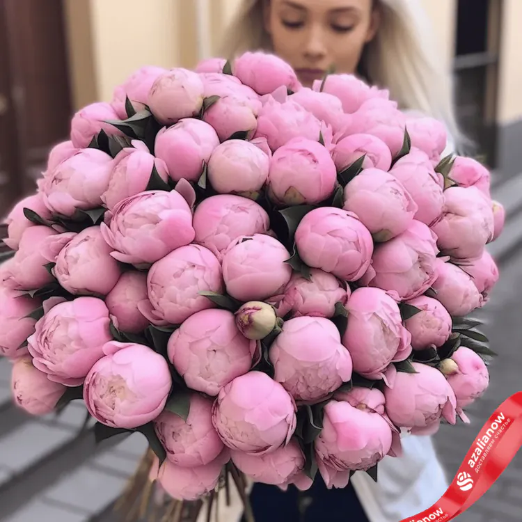 Фото 1: 55 розовых пионов. Сервис доставки цветов AzaliaNow