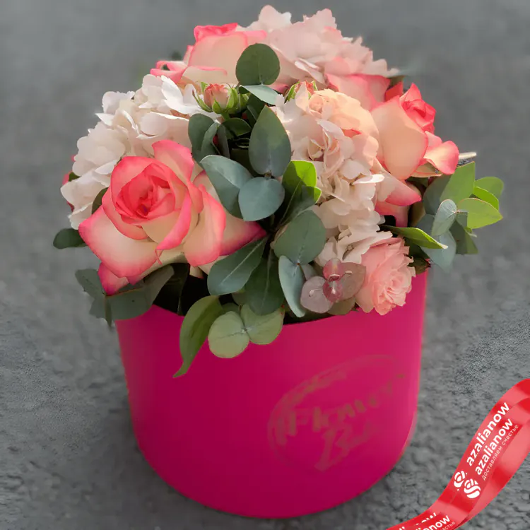 Букет из розовых роз и белой гортензии в коробке от AzaliaNow