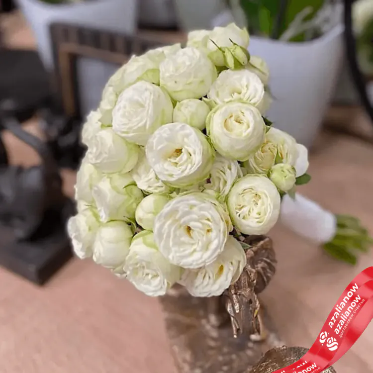 Фото 1: 11 кустовых пионовидных белых роз для невесты. Сервис доставки цветов AzaliaNow