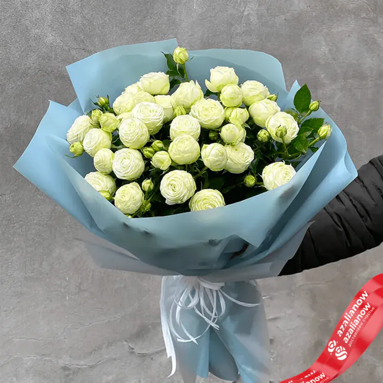 Фото 1: 7 белых кустовых пионовидных роз в упаковке. Сервис доставки цветов AzaliaNow