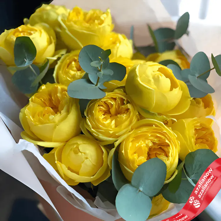 Фото 1: 7 желтых кустовых пионовидных роз в упаковке. Сервис доставки цветов AzaliaNow