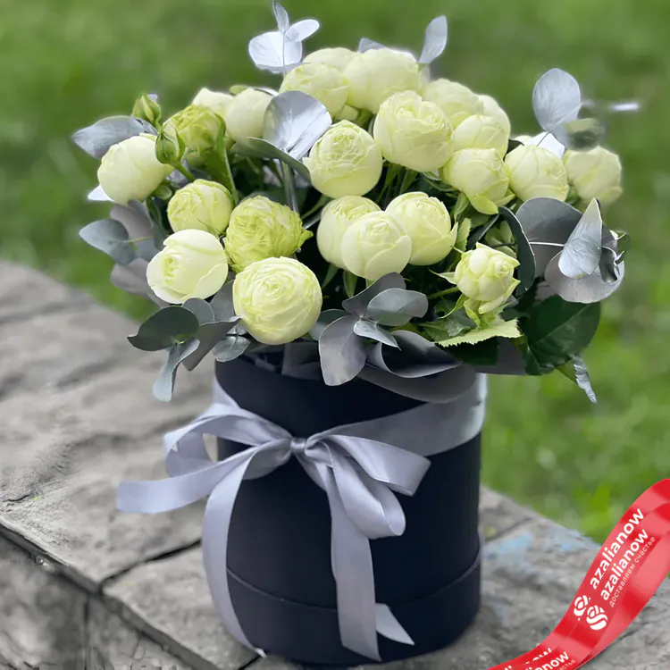 Фото 1: Мороженое в коробке - 9 белых кустовых пионовидных роз. Сервис доставки цветов AzaliaNow
