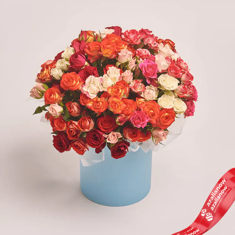 Фото 1: 25 кустовых роз микс в голубой коробке. Сервис доставки цветов AzaliaNow