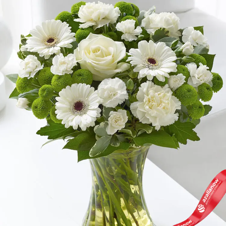 Букет из белых роз и гербер с зелеными сантини от AzaliaNow