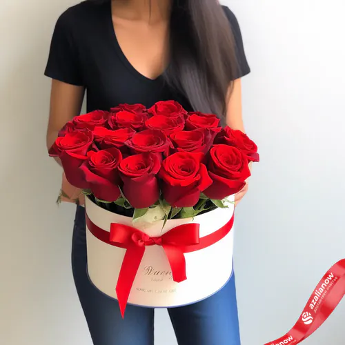 Фото 1: 15 красных роз в белой коробке с красной лентой. Сервис доставки цветов AzaliaNow