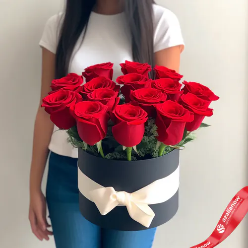 Фото 1: 15 красных роз в черной коробке с белой лентой. Сервис доставки цветов AzaliaNow