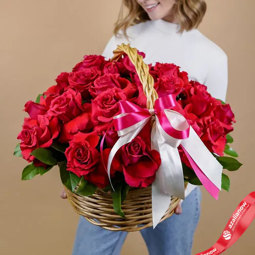 Фото 1: 35 красных роз в плетеной корзине. Сервис доставки цветов AzaliaNow