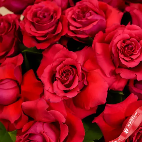 Фото 2: 35 красных роз в плетеной корзине. Сервис доставки цветов AzaliaNow