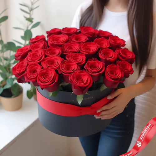 Фото 1: 27 красных роз в черной коробке с красной лентой. Сервис доставки цветов AzaliaNow