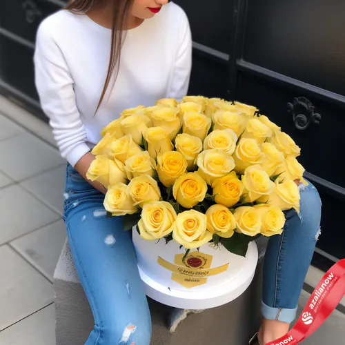 Фото 1: 41 желтая роза в белой коробке. Сервис доставки цветов AzaliaNow