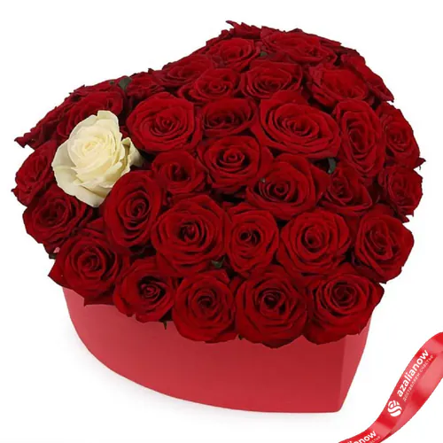 Фото 1: 51 красная роза (1 белая) в форме сердца. Сервис доставки цветов AzaliaNow