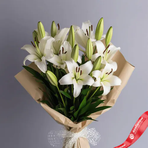 Фото 1: 7 белых лилий в крафте. Сервис доставки цветов AzaliaNow