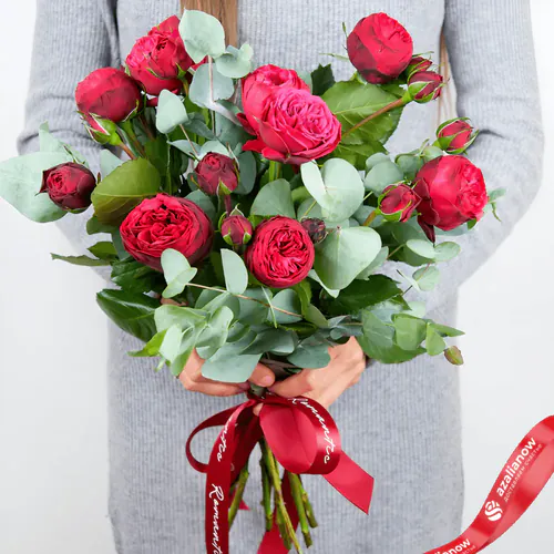 Фото 1: 5 красных кустовых пионовидных роз. Сервис доставки цветов AzaliaNow