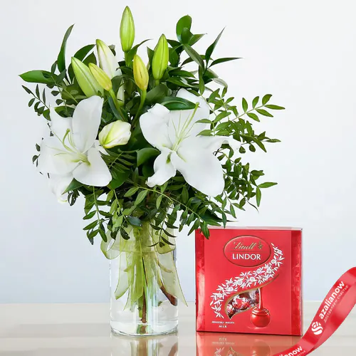 Фото 1: Белые лилии и шоколадные конфеты. Сервис доставки цветов AzaliaNow