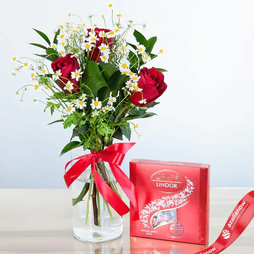 Фото 1: Букет роз и шоколадные конфеты. Сервис доставки цветов AzaliaNow
